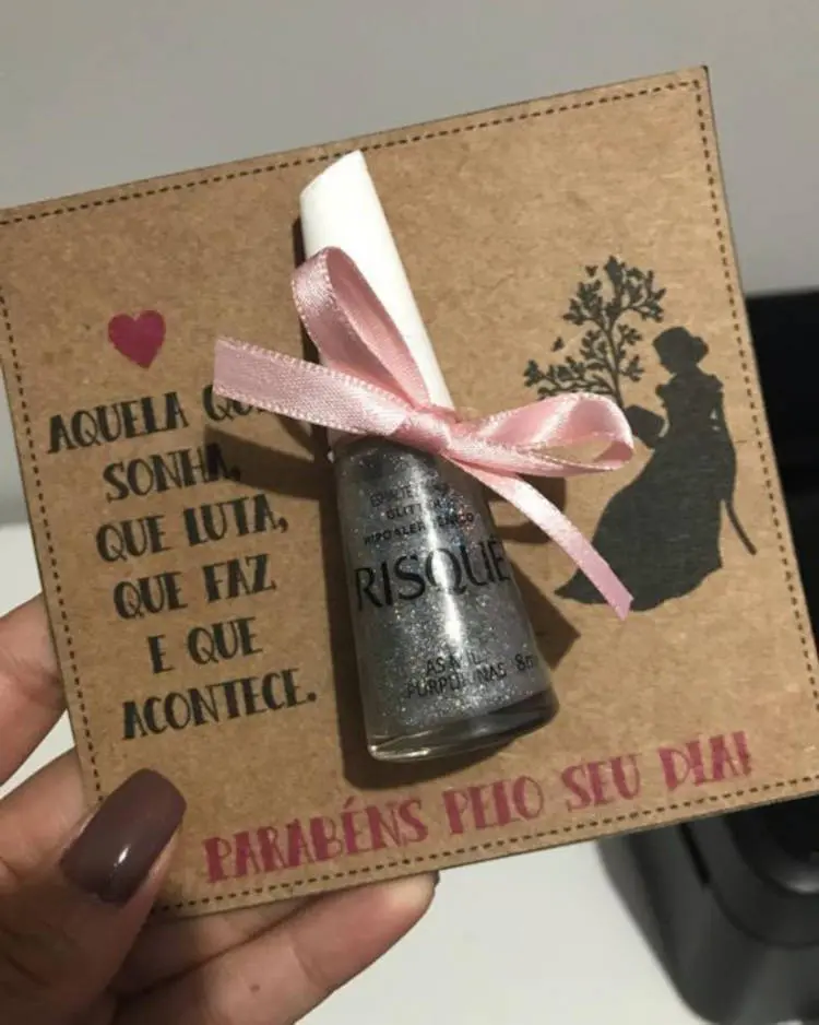 Esmalte prata com glitter.