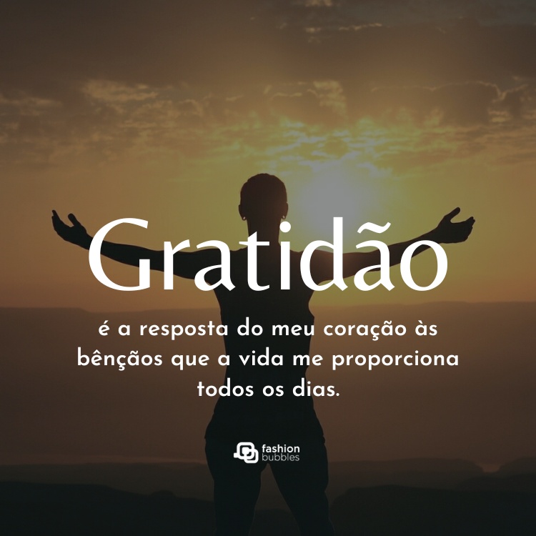 Foto de pessoa de braços abertos em direção ao pôr do sol e frase: Gratidão é a resposta do meu coração às bênçãos que a vida me proporciona todos os dias.