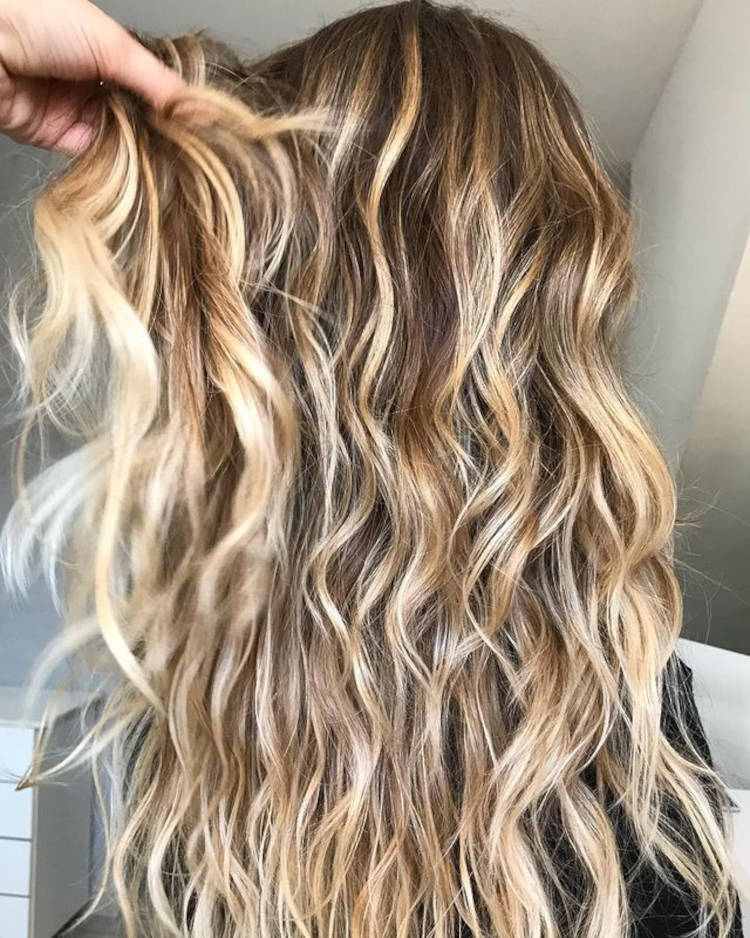 Mulher de pele clara com cabelo loiro ondulado