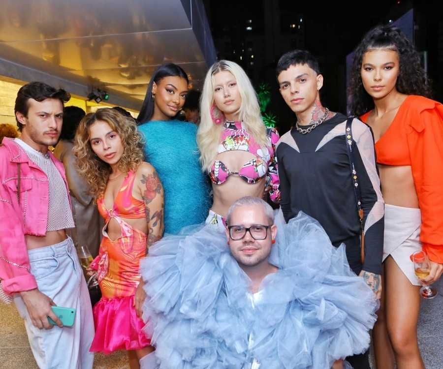 7 convidados do evento, entre eles modelos influenciadores de moda, posam para foto juntos.