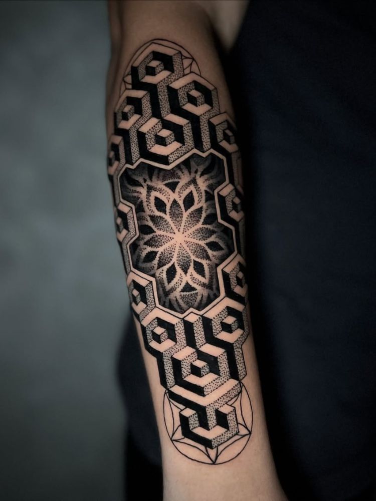 Braço masculino com tattoo geométrica 3D 
