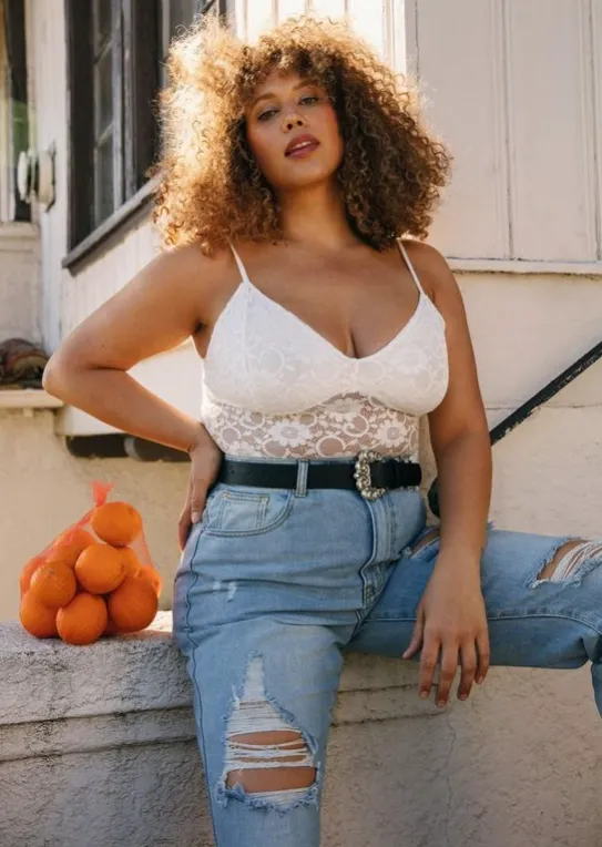 Body lingerie com calça jeans e cinto.