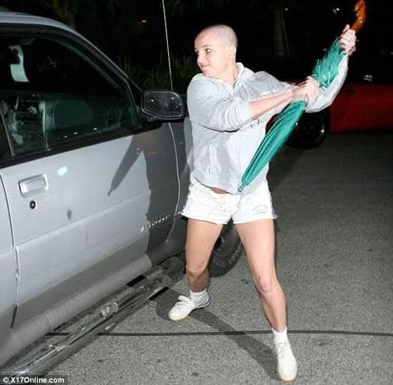 Britney ataca o carro de paparazzi com um guarda-chuva
