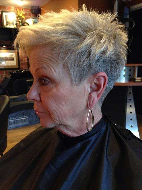 Idosa com corte de cabelo curto grisalho em salão de beleza