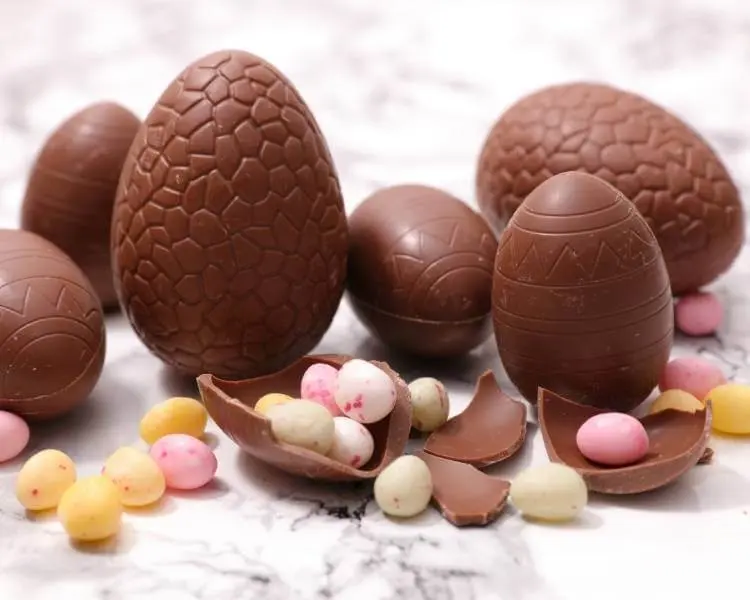 Foto de ovos de chocolate.