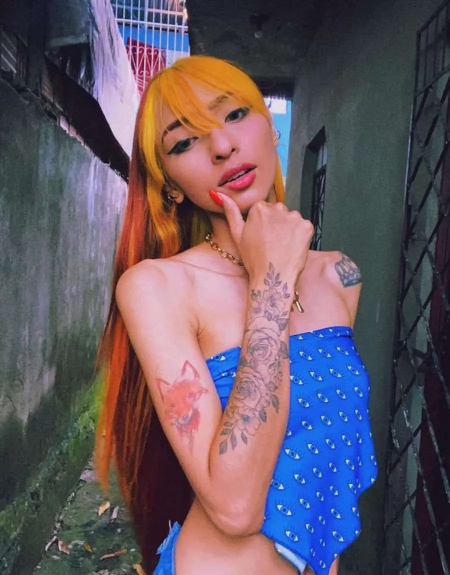 Foto das tatuagens de Ruivinha de Marte com suas tatuagens no braço