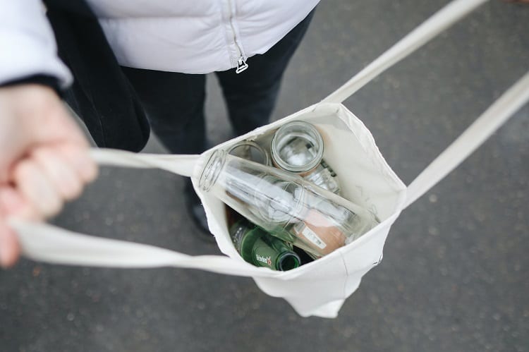 sacola retornável com itens para serem reciclados