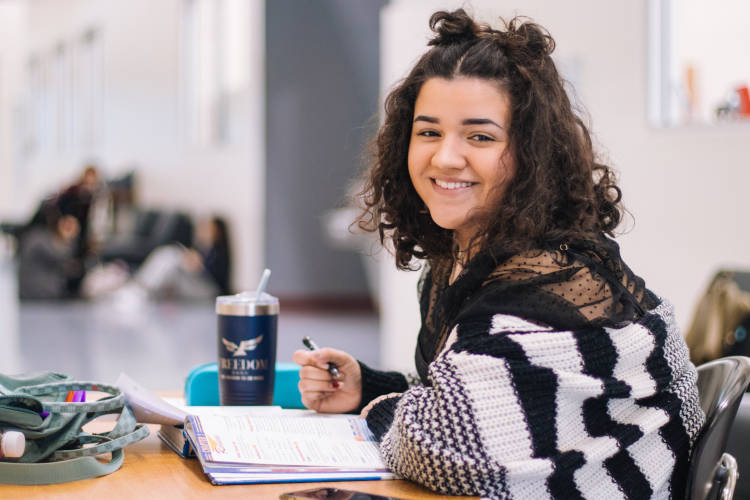 Menina sem estresse enquanto estuda. 