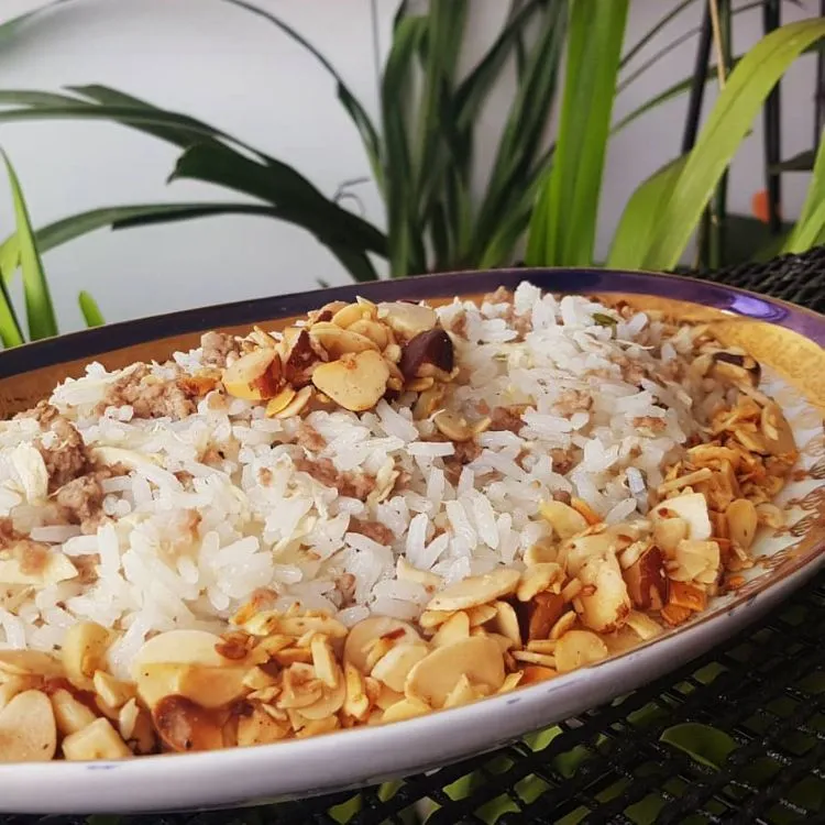 um prato de arroz com castanhas para a ceias de fim de ano