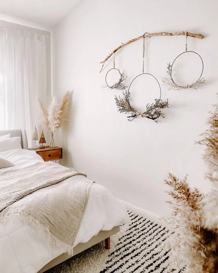 Foto de quarto com decoração de Natal minimalista.