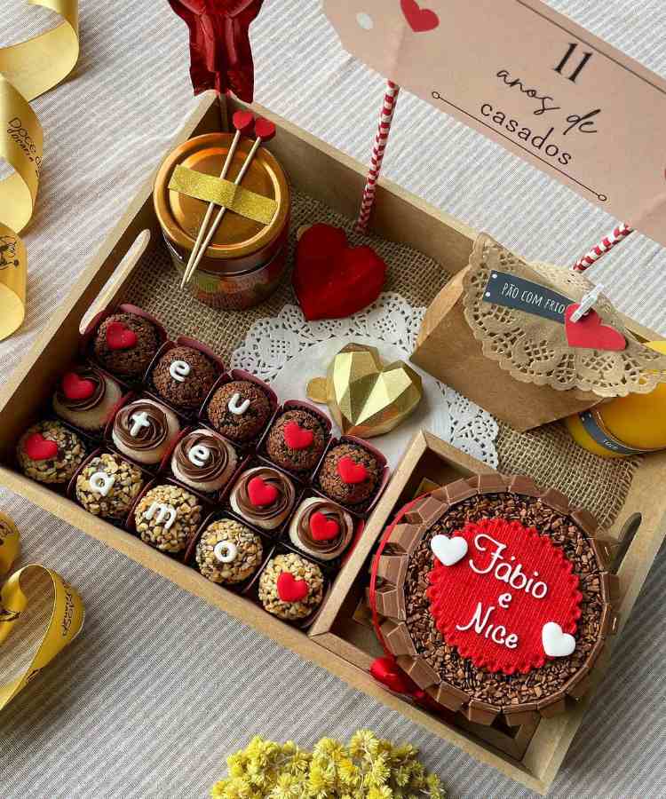 Cesta romântica mdf com plaquinha + docinhos + bolo + doces de pote