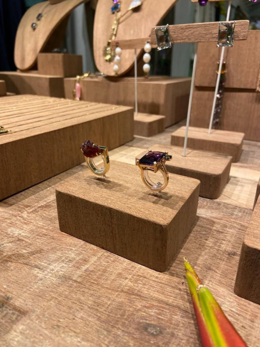 Anéis produzidos por Kelly Svensson Jewellery.