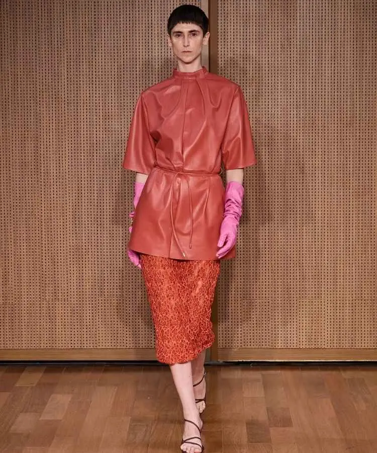 Foto de modelo usando vestido de couro terracota, uma das tendências do SPFW N60