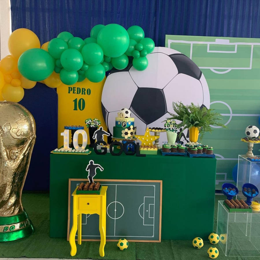 Decoração com camisa do Brasil.