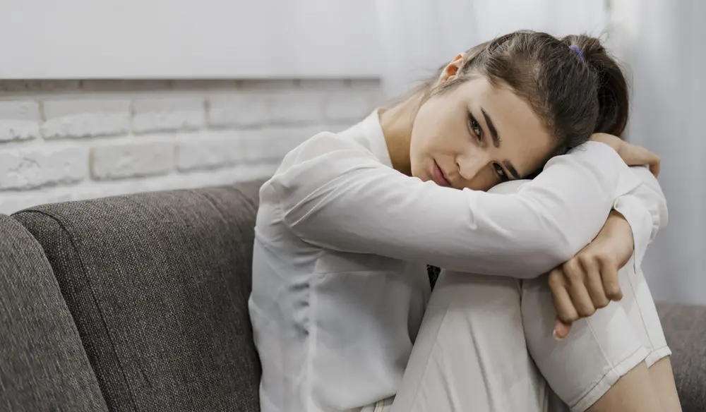 mulher sentada no sofá, mulher triste mulher sentada no sofá