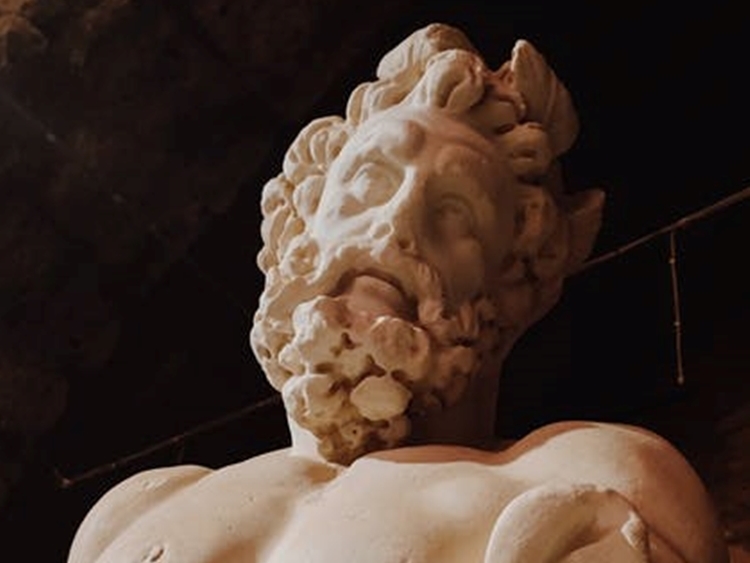 Rosto de Zeus, monumento. Foto da representação de Zeus em monumento.