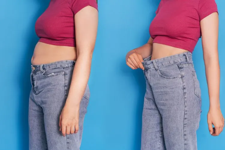 Comparação lado a lado mostrando o antes e depois de uma mulher usando jeans folgados após perder peso. Primeira imagem mostra calça apertada e barriga saliente, enquanto segunda imagem evidencia redução significativa na cintura.