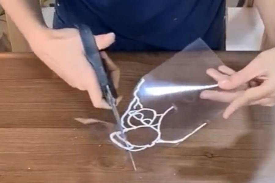 Cortando papel acetato.