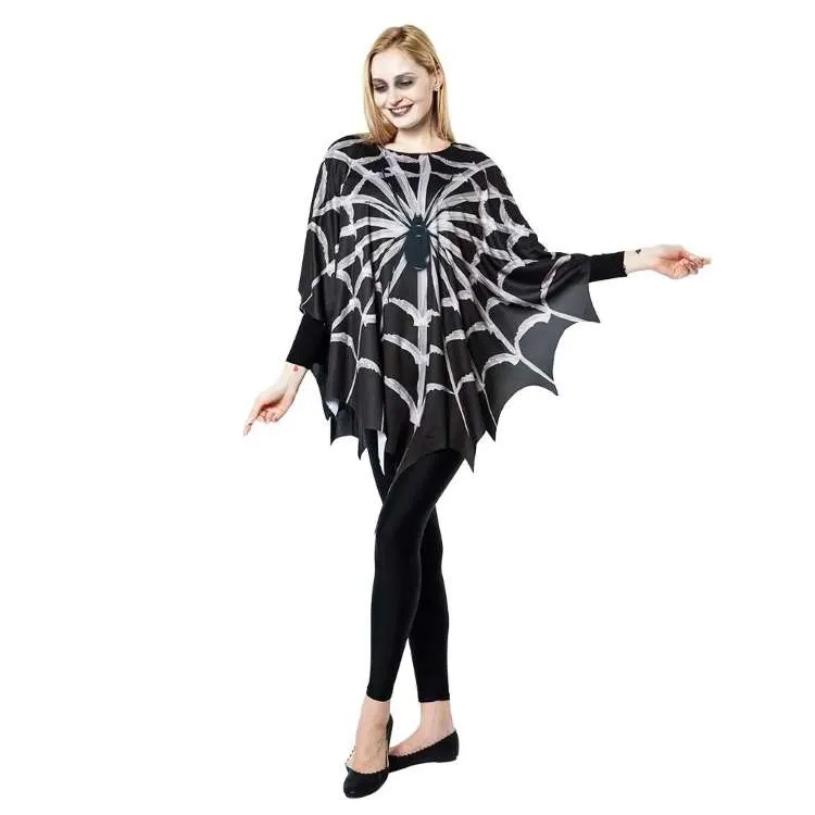 Mulher de pele clara usando legging preta e capa de teia de aranha que pode ser feita com tinta branca à mão