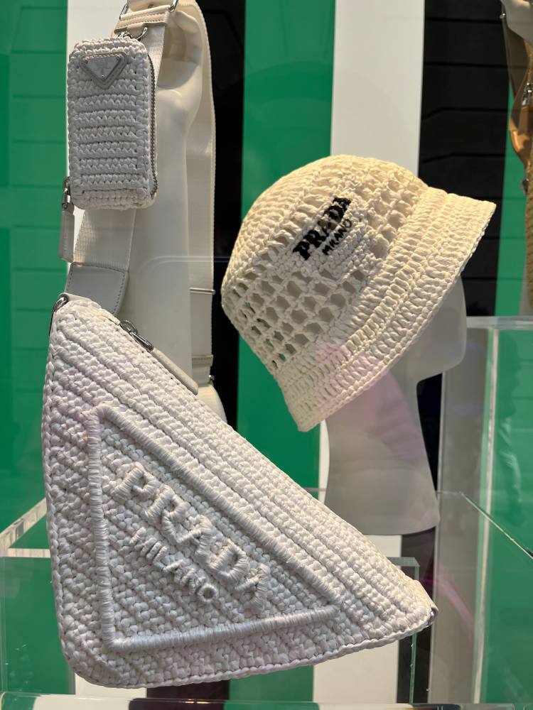 Vitrine da Prada em Milão para o Verão 2023
