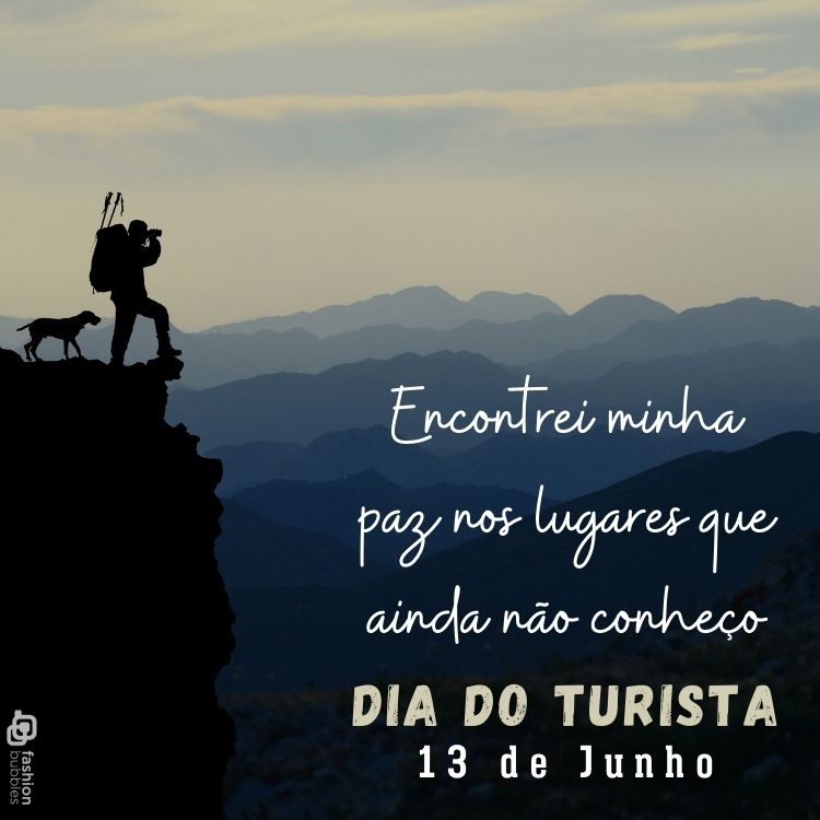 Foto de pessoa com mochila nas costas e cachorro no topo de um pico com frase "encontrei minha paz nos lugares que ainda não conheço Dia do Turista"