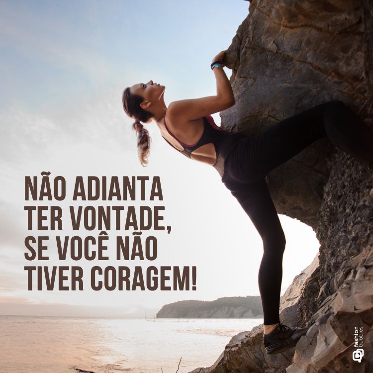 Frase de coragem "Não adianta ter vontade, se você não tiver coragem." escrito em foto de mulher se pendurando em uma pedra alta com vista para o mar