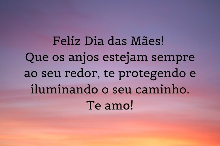 Foto de céu em degradê de roxo e rosa com frase "Feliz Dia das Mães! Que os anjos estejam sempre ao seu redor, te protegendo e iluminando o seu caminho. Te amo!"