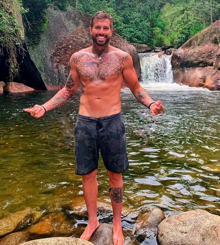 Claudinho Matos de bermuda em uma cachoeira Ilha Record Claudinho Matos natureza