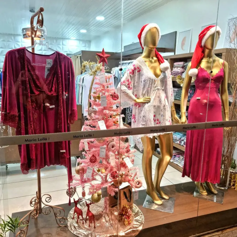 Vitrine natalina em loja de pijama.
