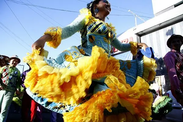 Mulher com vestido volumoso dançando quadrilha