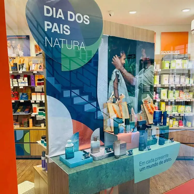 vitrine de loja de cosméticos com fundo azul e foto
