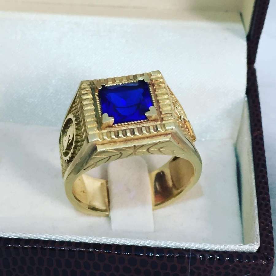 Anel de formatura engenharia civil masculino com pedra safira azul em caixa preta e branca
