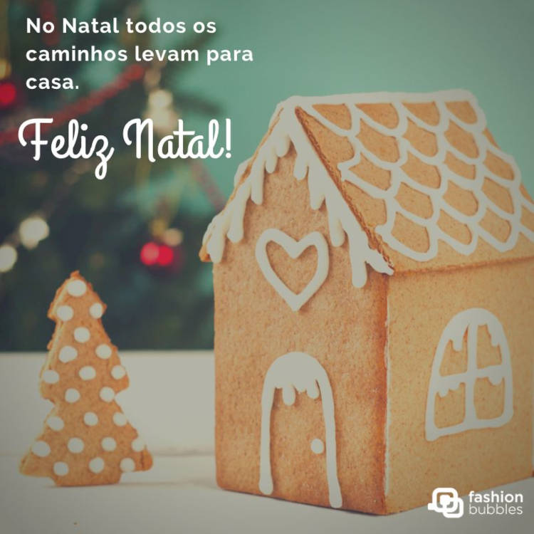 Foto de árvore natalina e casa feitas de biscoitos e frase: No Natal, todos os caminhos levam para casa.