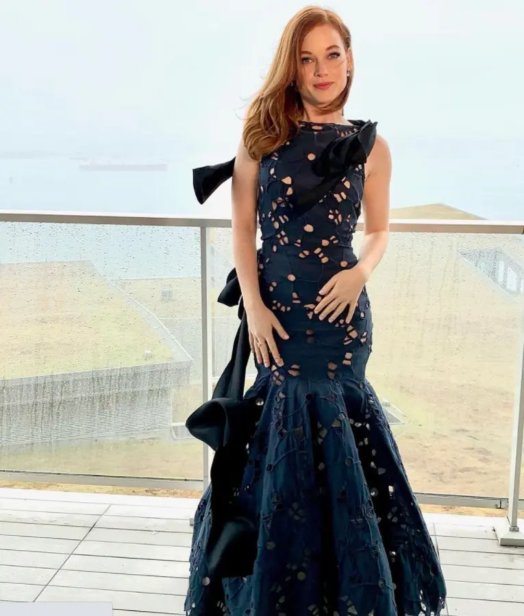 Jane Levy usando Oscar de La Renta