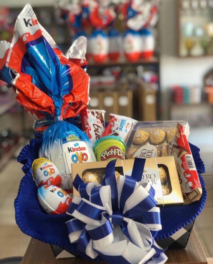Cesta de Páscoa com doces, massinha e mais