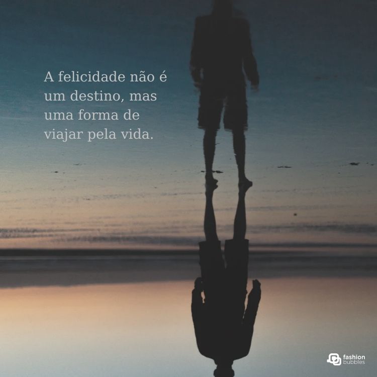 Imagem de um céu refletido na água, com silhueta de uma pessoa em pé e seu reflexo abaixo. Texto à esquerda diz: "A felicidade não é um destino, mas uma forma de viajar pela vida." Logotipo da Fashion Bubbles no canto inferior direito.