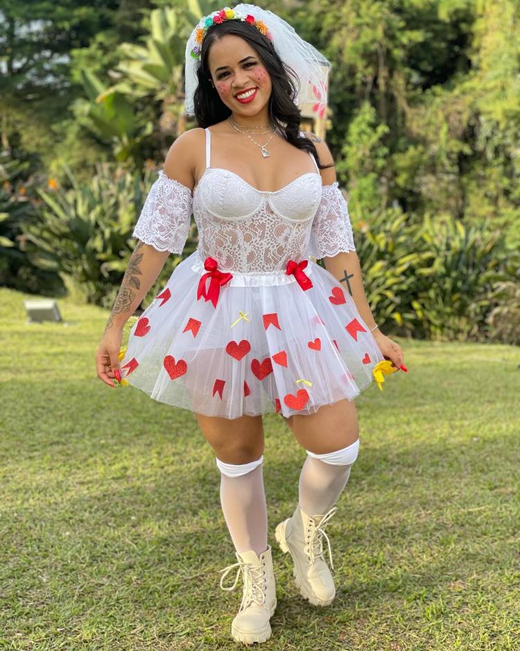 Noiva caipira sexy, com vestido de renda e tule com laços e corações vermelhos na saia