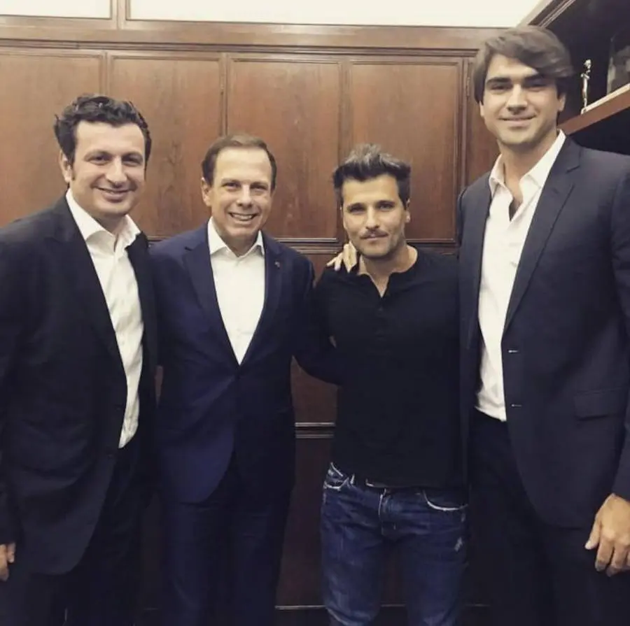 Imagem de Bruno Gagliasso ao lado do ex prefeito de São Paulo João Doria.
