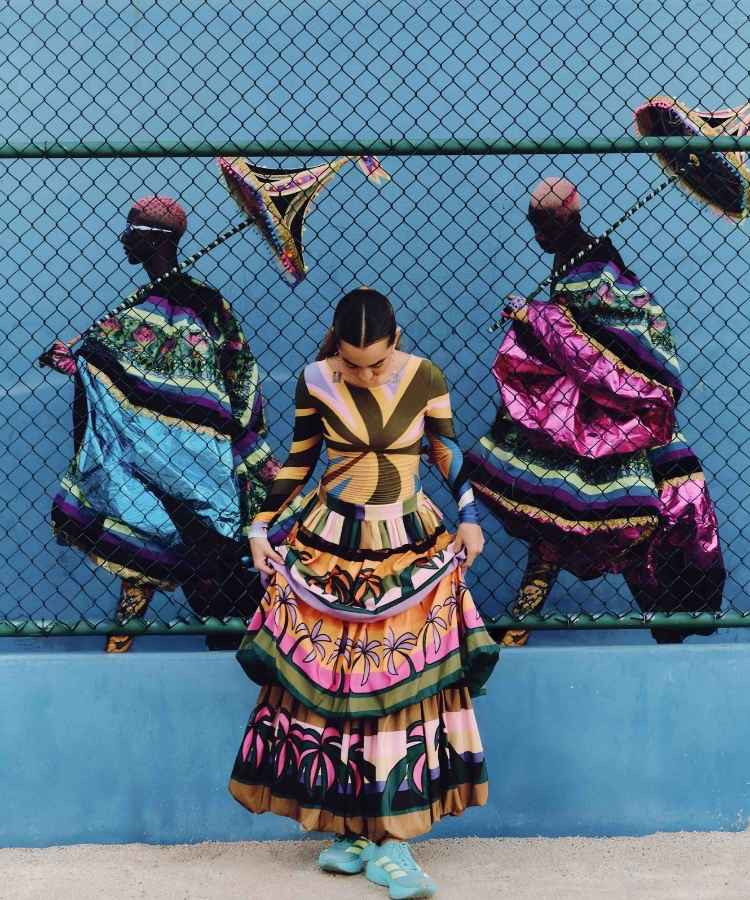 Três modelos na campanha da coleção de carnaval da FARM Rio inspirada nos bate-bolas