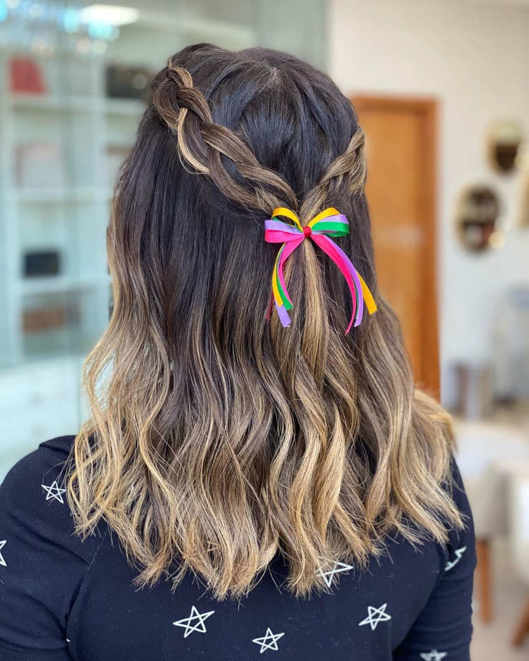 Cabelo com duas tranças presas com laço colorido