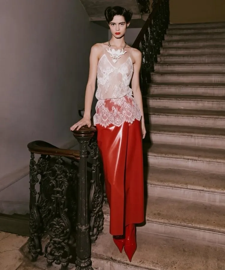 Foto de modelo usando look com peça cherry red, uma das tendências da London Fashion Week Outono Inverno 2026