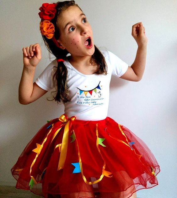 garota com saia infantil vermelha de festa junina