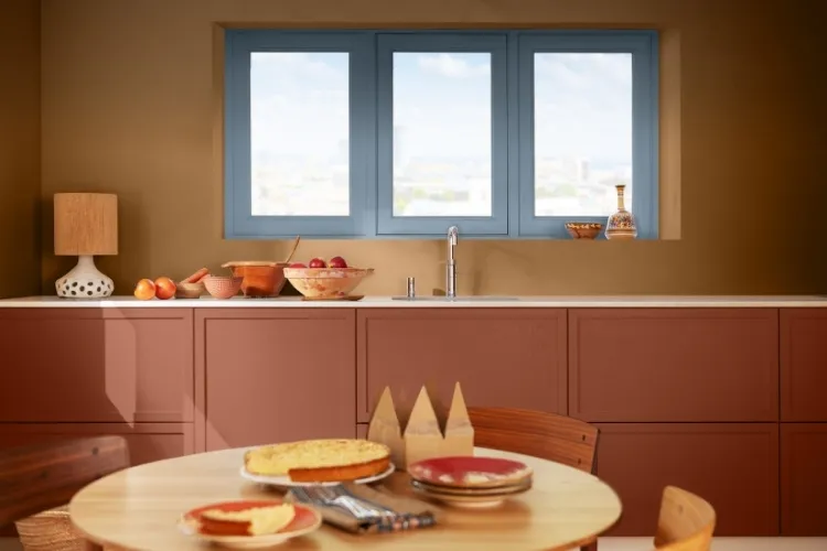 Cozinha com parede pintada de Azul Puro, cor do ano de 2026 da Coral