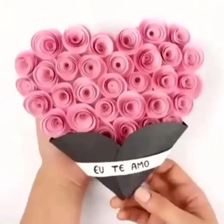 Cartão de coração com mensagem para o Dia das Mães.