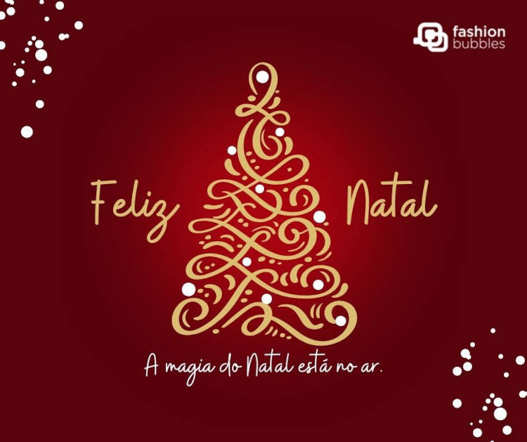 Cartão virtual de fundo vermelho com desenho de árvore de Natal dourada e frase: A magia do Natal está no ar