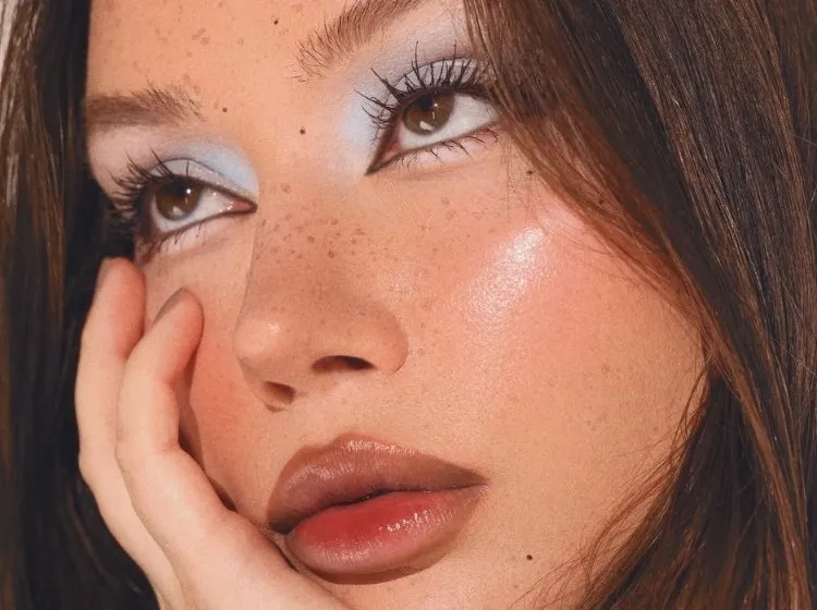 Foto de mulher usando maquiagem com lábios marrons, exemplificando como escolher a melhor cor de batom