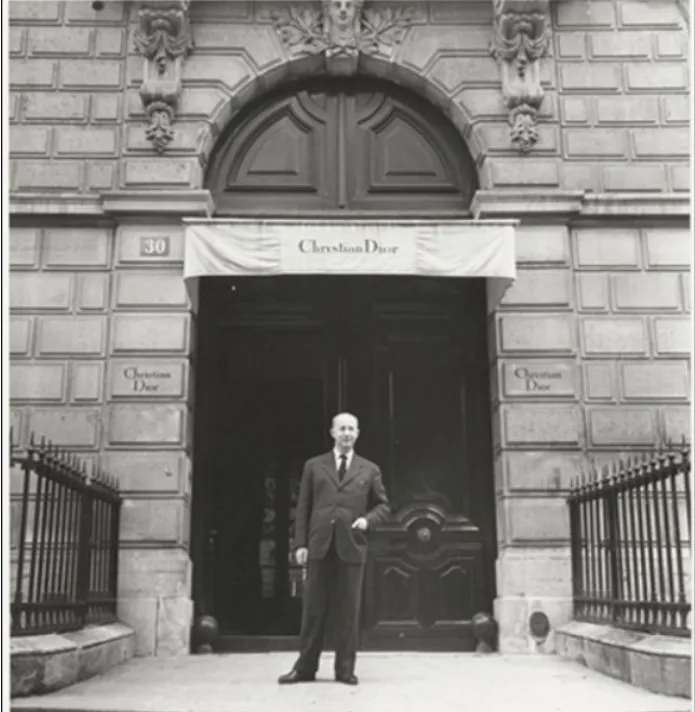 Christian Dior em frente à Mansão Dior. 