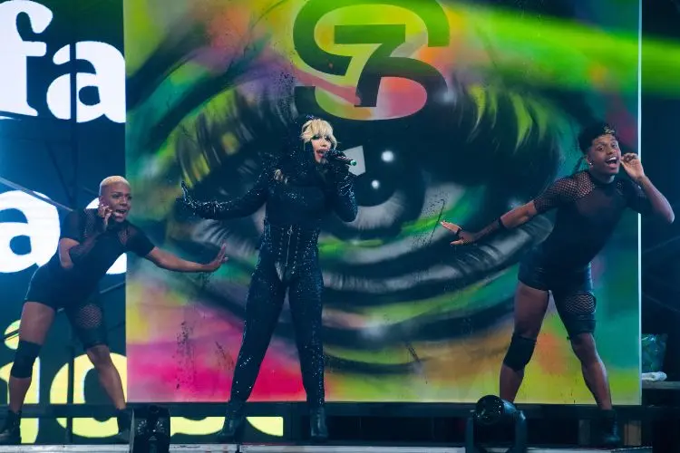 Grag Queen performando durante o desfile. 