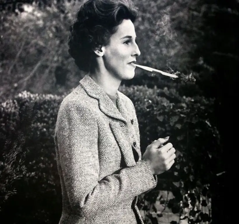 Babe Paley a fumar. 