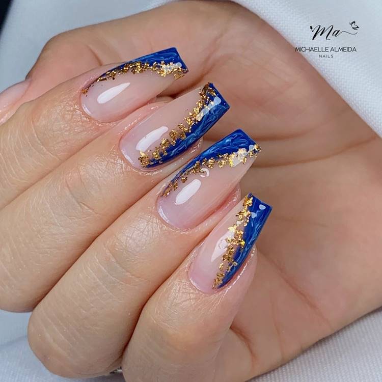 Unha rosada metade azul marmorizado com dourado dividindo as duas cores